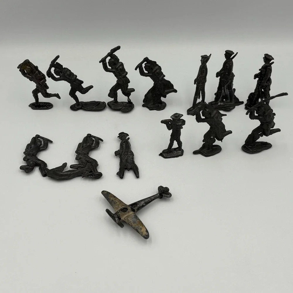 VINTAGE LEAD SOLDIERS MILITARY ARMY MEN WW2 Lot Of‎ 13 And A Plane